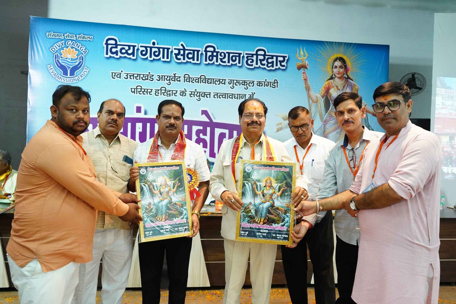 Devotees performing Ganga Aarti at Har Ki Pauri Ghat, Haridwar with Divy Ganga Seva Mission volunteers